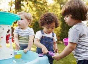 Más de 40 actividades al aire libre para niños pequeños para ayudarlos a crecer y aprender