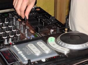 Juegos de DJ para recepciones nupciales