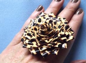 Cómo hacer un anillo de flores con cinta americana