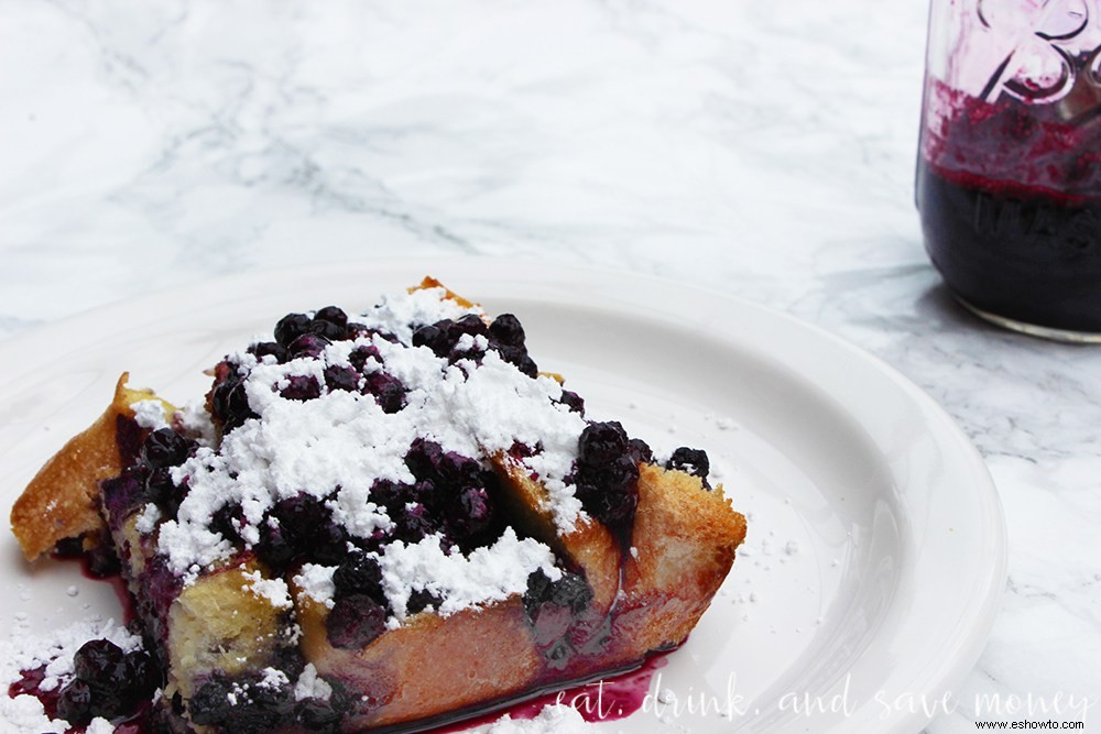 Cazuela de tostadas francesas con croissant y arándanos silvestres 