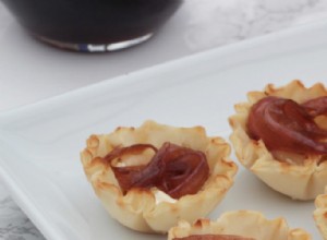 Tartaletas de cebolla caramelizada con brie y balsámico 