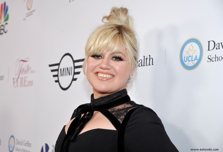 Kelly Clarkson estrena su nuevo cabello rubio y flequillo 