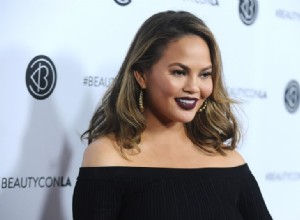 Chrissy Teigen deja una gran propina a camarera de Outback Steakhouse 