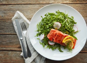 El pescado y las verduras de hoja verde son clave para prevenir problemas de salud debilitantes a medida que envejecemos, según estudios 