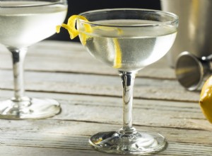 Receta del Cóctel Vesper - Cómo Hacer la Deliciosa Versión con Aroma Cítrico de un Martini Clásico 