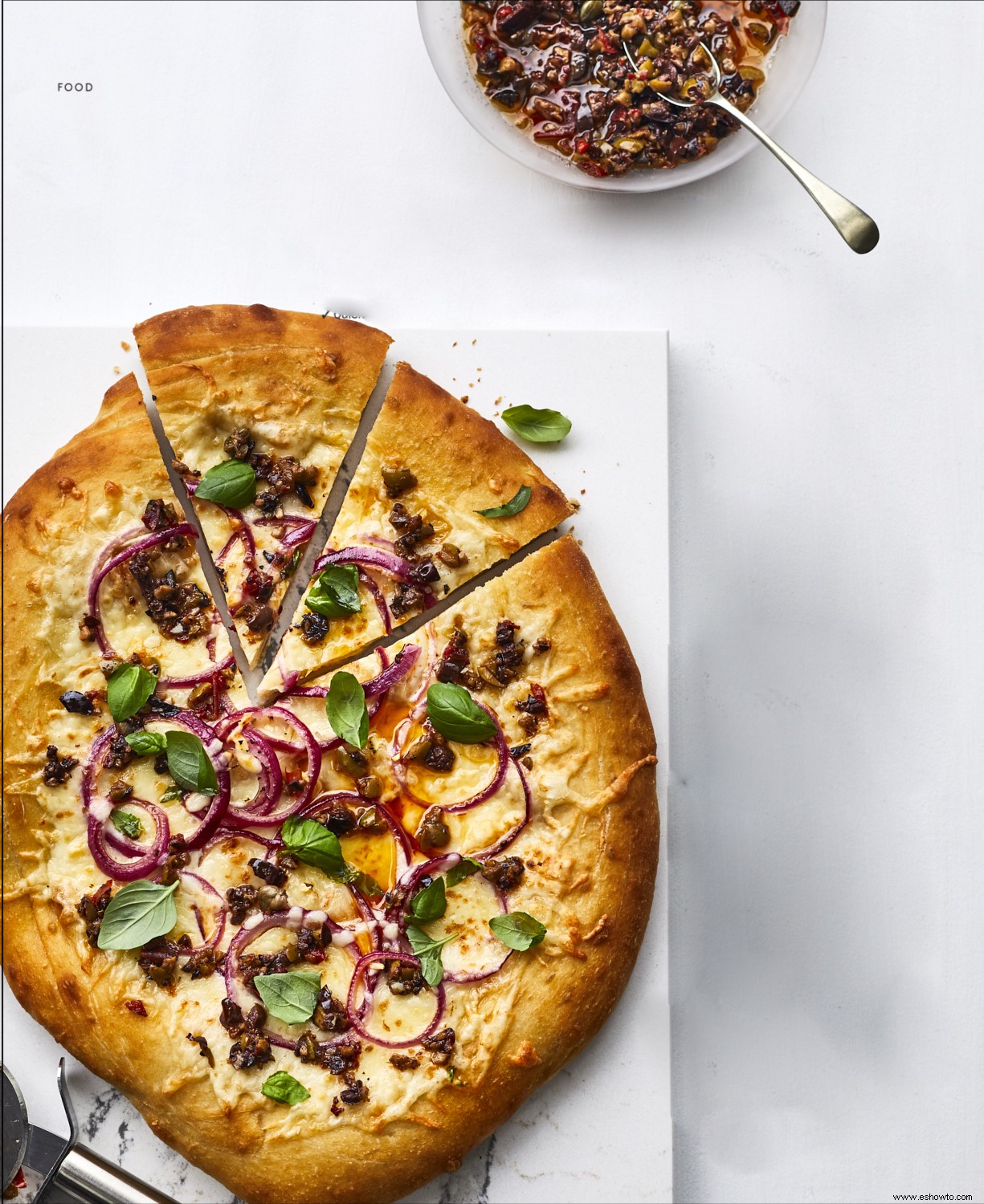 Pizza de Tapenade y Cebolla Roja 