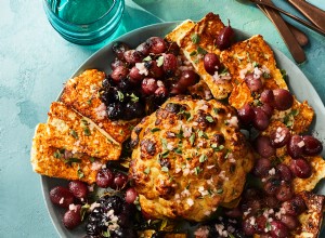 Coliflor entera asada con uvas y queso feta 