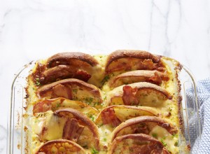 Estratos de panecillos ingleses con tocino, huevo y queso 