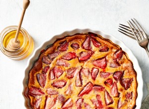 Clafoutis de trigo integral con miel y fresas 