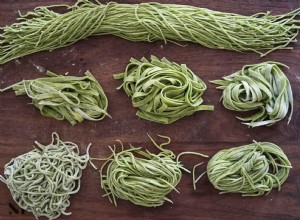 Todo lo que necesita para hacer esta pasta casera saludable es harina, sal y verduras de hoja verde 