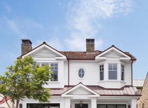 California Chill se encuentra con entretenimiento elegante en esta casa familiar en la playa 