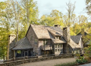 Las amplias vistas al bosque hacen que este refugio de montaña se sienta como una casa en el árbol sofisticada 