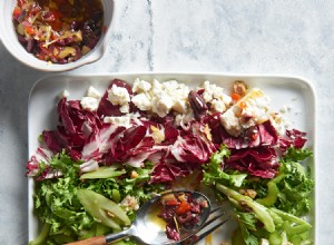 Ensalada de bulgur de invierno con aderezo de aceitunas 