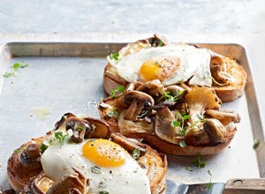 Tostadas De Masa Madre De Champiñones Y Queso 