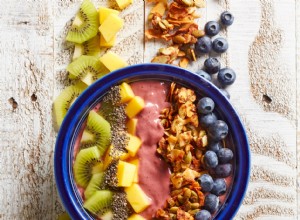 Cuencos de jengibre y acai con racimos de almendras y pepita 