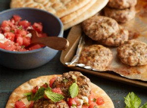 Mini hamburguesas Gyro con ensalada de sandía y queso feta 