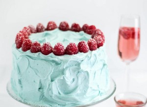 Pastel rosado de frambuesa con crema de mantequilla de vainilla 