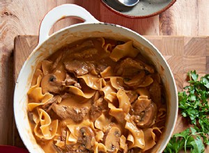 Stroganoff de carne ahumada con champiñones cremini 