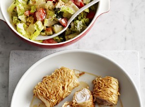 Bacalao envuelto en ramen con ensalada picada 