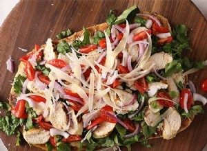 Pizza de ensalada César con pollo 