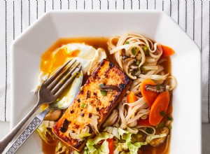 Tazón de fideos con tofu y huevo escalfado 