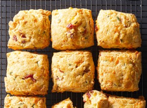 Galletas de harina de maíz con tocino y queso cheddar 