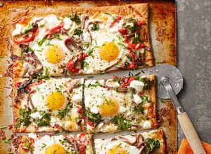 Pizza de bistec, huevo y queso de cabra 