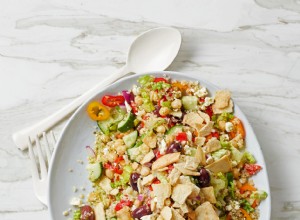 Ensalada griega de quinua picada con aderezo de limón y queso feta 