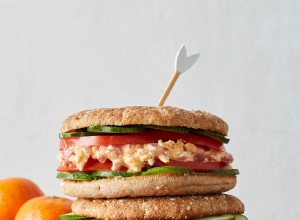 Sándwiches de vegetales apilados con queso pimiento 