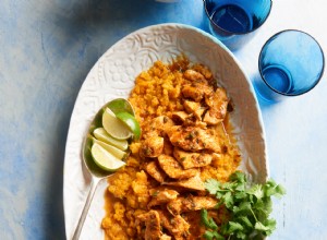 Arroz de coco y nueces con pollo sazonado tailandés 