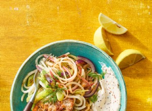 Tazones de fideos con cerdo y colirrábano 