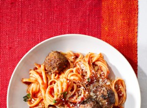 Albóndigas crujientes de ricotta con salsa de tomate en sartén 