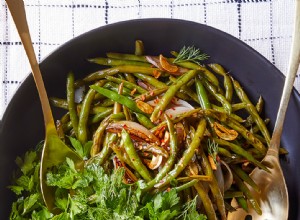 Judías verdes picantes con ensalada de hierbas 