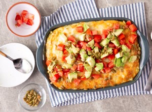 Cazuela de Keto para el desayuno con salchichas y verduras 