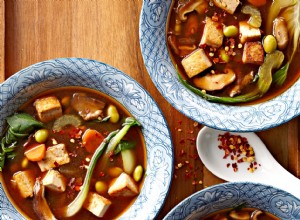 Sopa asiática de tofu y edamame especiado 