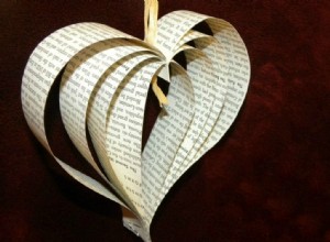 Corazones de papel de libros antiguos