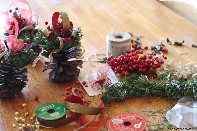 Adornos navideños de piñas