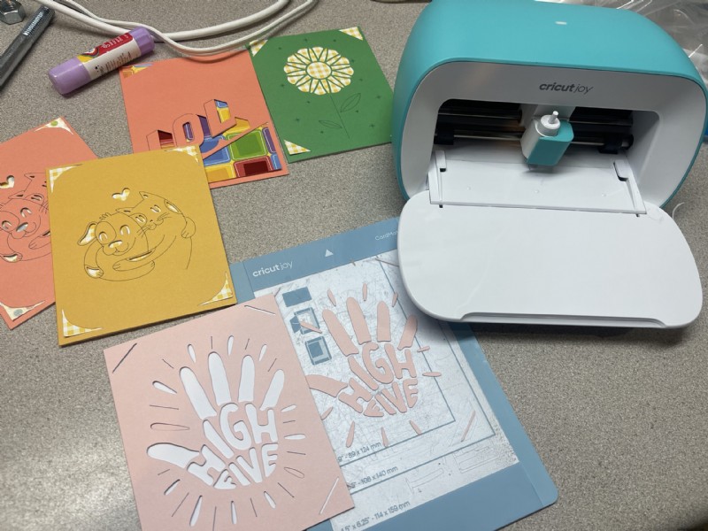 Celebre las festividades aleatorias con Cricut Joy